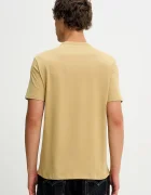 CALVIN KLEIN Памучна тениска в бежово с принт LV04RE807G