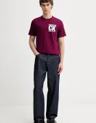 CALVIN KLEIN Памучна тениска в бордо с принт LV04RE819G