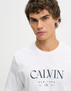 CALVIN KLEIN Памучна тениска в бяло с принт LV04RE807G