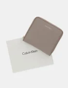 CALVIN KLEIN портфейл дамски от имитация на кожа бежов LV04F1120G