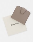 CALVIN KLEIN портфейл дамски от кожа бежов LV04F1109G