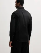 CALVIN KLEIN Риза в черно с кройка по тялото с класическа яка LV019EU000