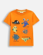 Coccodrillo Детска памучна тениска в оранжево с принт FISHING CLUB BOY KIDS