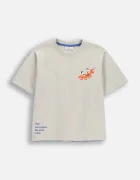 Coccodrillo Детска памучна тениска в сиво с принт REBEL PIRATE BOY KIDS
