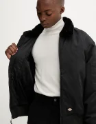 Dickies Яке в черно преходен модел DK0A88BM