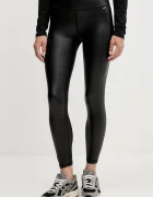 DKNY Клин в черно с изчистен дизайн DP5P2096