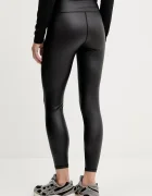 DKNY Клин в черно с изчистен дизайн DP5P2096