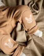 Donsje Бебешки памучен спортен панталон Joek Trousers Fluffy Bunnies