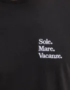 Drivemebikini Памучна тениска Sole Mare Vacanze в черно с апликация 2024-DMBS-013-BL
