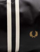 fred perry Чанта Classic Barrel Bag в черно L7255.D57