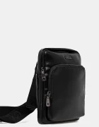 GUESS Чанта през рамо BOSTON в черно HMBOCA P5323