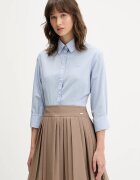 GUESS JEANS Памучна риза дамска в синьо с кройка по тялото с класическа яка W6RH66 WH7P1