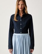 GUESS JEANS риза дамска от памук с еластан тъмносиня на тънко райе W6YH11 W2835
