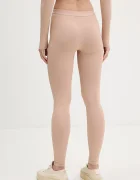 GUESS Клин MATILDE в бежово с изчистен дизайн O5BB02 K1800