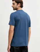 GUESS Памучна тениска в синьо с десен M5YI13 I3Z14