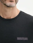 GUESS Тениска в черно с апликация U5GM30 KCPZ1