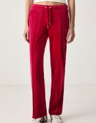 Juicy Couture разкроен панталон дамски от кадифе TINA TRACK PANT червен с ниска талия JCAPW045