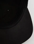 KARL LAGERFELD JEANS Шапка с козирка в черно с принт A2W33026