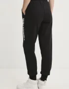 KARL LAGERFELD JEANS Спортен панталон в черно с принт A1W10058