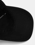 Karl Lagerfeld Памучна шапка с козирка IKON в червено с апликация A1W33037
