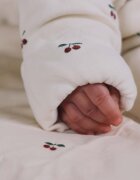 Konges Sløjd Бебешки памучен къс гащеризон NEWBORN ONESIE WITH HOOD