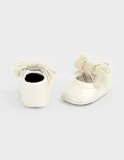 Mayoral Newborn обувки за бебе бежови 9158