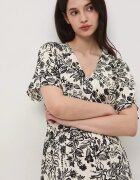 Medicine рокля с вискоза бежова на цветя