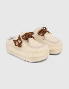 Naked Wolfe Пантофи Blizzard в бежово Blizzard Sand Suede/Shearling