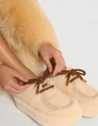 Naked Wolfe Пантофи Blizzard в бежово Blizzard Sand Suede/Shearling