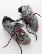 Naked Wolfe Велурени маратонки Adored в сиво Adored Grey Suede