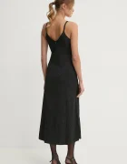 Pepe Jeans Рокля NOELIA в черно среднодълга разкроена PL953643