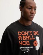 Puma Памучна тениска Junior Varsity Tee в черно с принт 692306