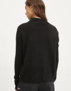 Superdry Пуловер с вълна дамски в черно с ниско поло W6110551A-02A