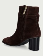Tommy Hilfiger боти с нисък ток дамски от велур TH STRAP SUEDE BLOCK HEEL BOOT кафяви FW0FW09521