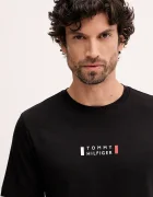 Tommy Hilfiger Памучна тениска в черно с принт MW0MW41453
