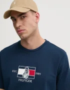 Tommy Hilfiger Памучна тениска в тъмносиньо с апликация MW0MW38628