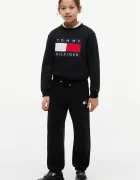 Tommy Hilfiger спортен панталон за деца от памук черен със стандартна талия KS0KS00715