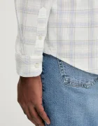 Tommy Jeans Джинсова риза в бяло със стандартна кройка с яка с копче DM0DM22408
