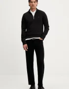 Tommy Jeans Памучен пуловер мъжки в черно от лека материя с ниско поло DM0DM21654