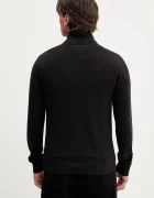 Tommy Jeans Памучен пуловер мъжки в черно от лека материя с ниско поло DM0DM21654