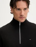 Tommy Jeans Памучен пуловер мъжки в черно от лека материя с ниско поло DM0DM21654