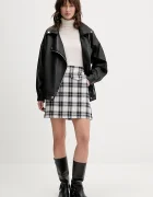 Tommy Jeans Памучна пола в черно къса със стандартна кройка DW0DW21461