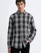 Tommy Jeans Памучна риза в сиво със стандартна кройка с класическа яка DM0DM22411