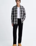 Tommy Jeans Памучна риза в сиво със стандартна кройка с класическа яка DM0DM22411