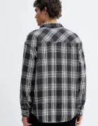 Tommy Jeans Памучна риза в сиво със стандартна кройка с класическа яка DM0DM22411