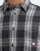 Tommy Jeans Памучна риза в сиво със стандартна кройка с класическа яка DM0DM22411