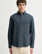 Tommy Jeans Памучна риза в тъмносиньо със стандартна кройка с яка с копче DM0DM22836