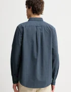 Tommy Jeans Памучна риза в тъмносиньо със стандартна кройка с яка с копче DM0DM22836