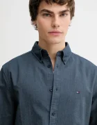 Tommy Jeans Памучна риза в тъмносиньо със стандартна кройка с яка с копче DM0DM22836