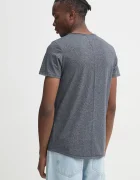 Tommy Jeans Тениска в синьо с изчистен дизайн DM0DM09586